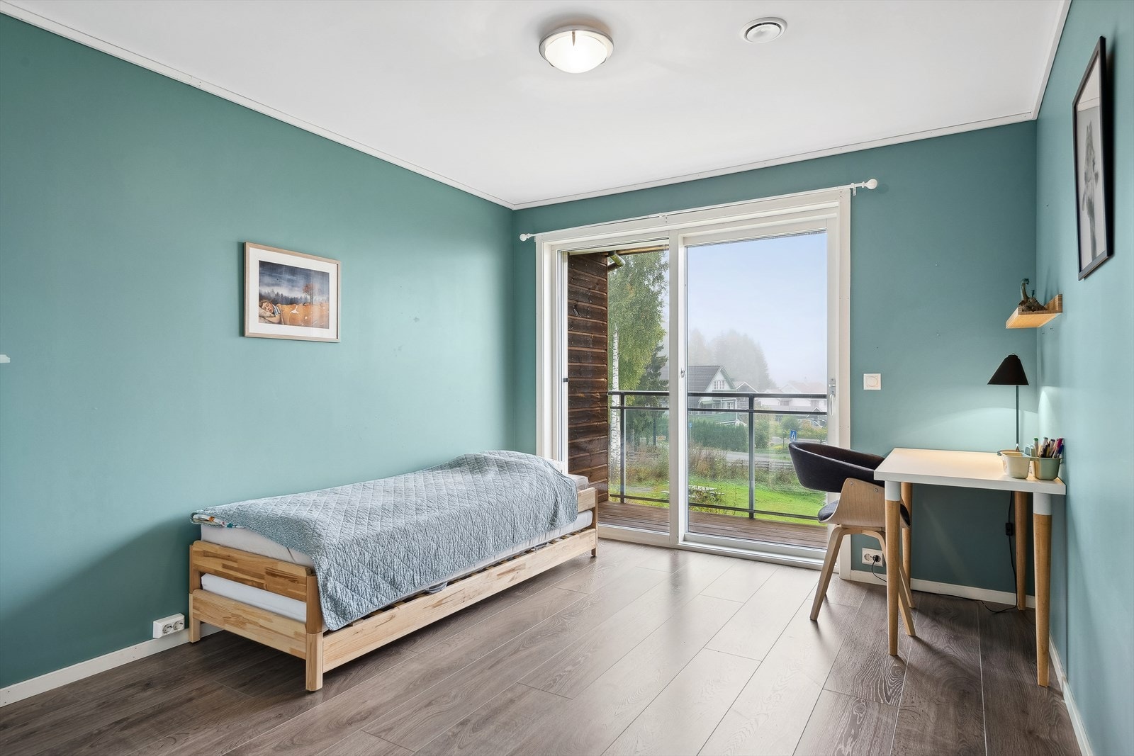 Fra det ene soverommet i første etasje er det skyvedør ut til en annen overbygget balkong til boligen. Galleribilde