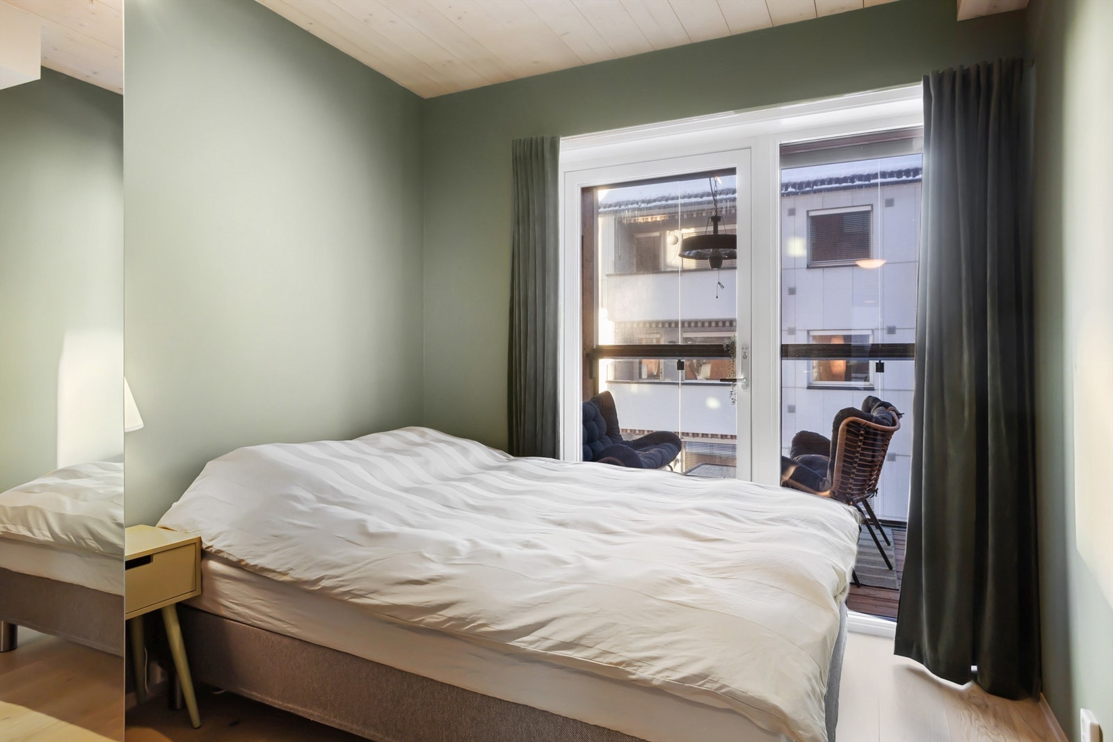 Stort soverom med god plass til dobbeltseng. Også her er det utgang til balkongen. Galleribilde