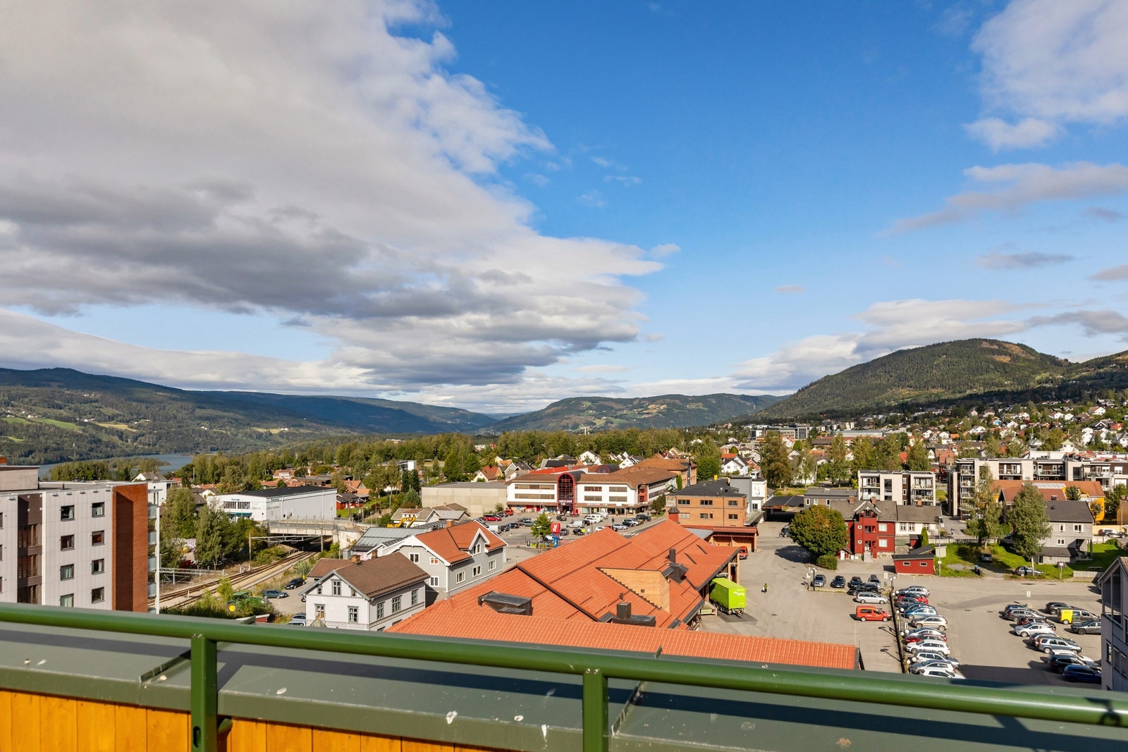 Utsikt fra takterrassen i nordlig retning, mot Balbergkampen og mot Gausdal. Galleribilde