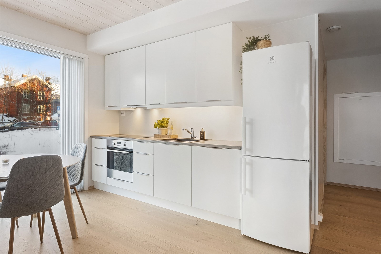 Kjøkken med fin plass for spisebord. Galleribilde