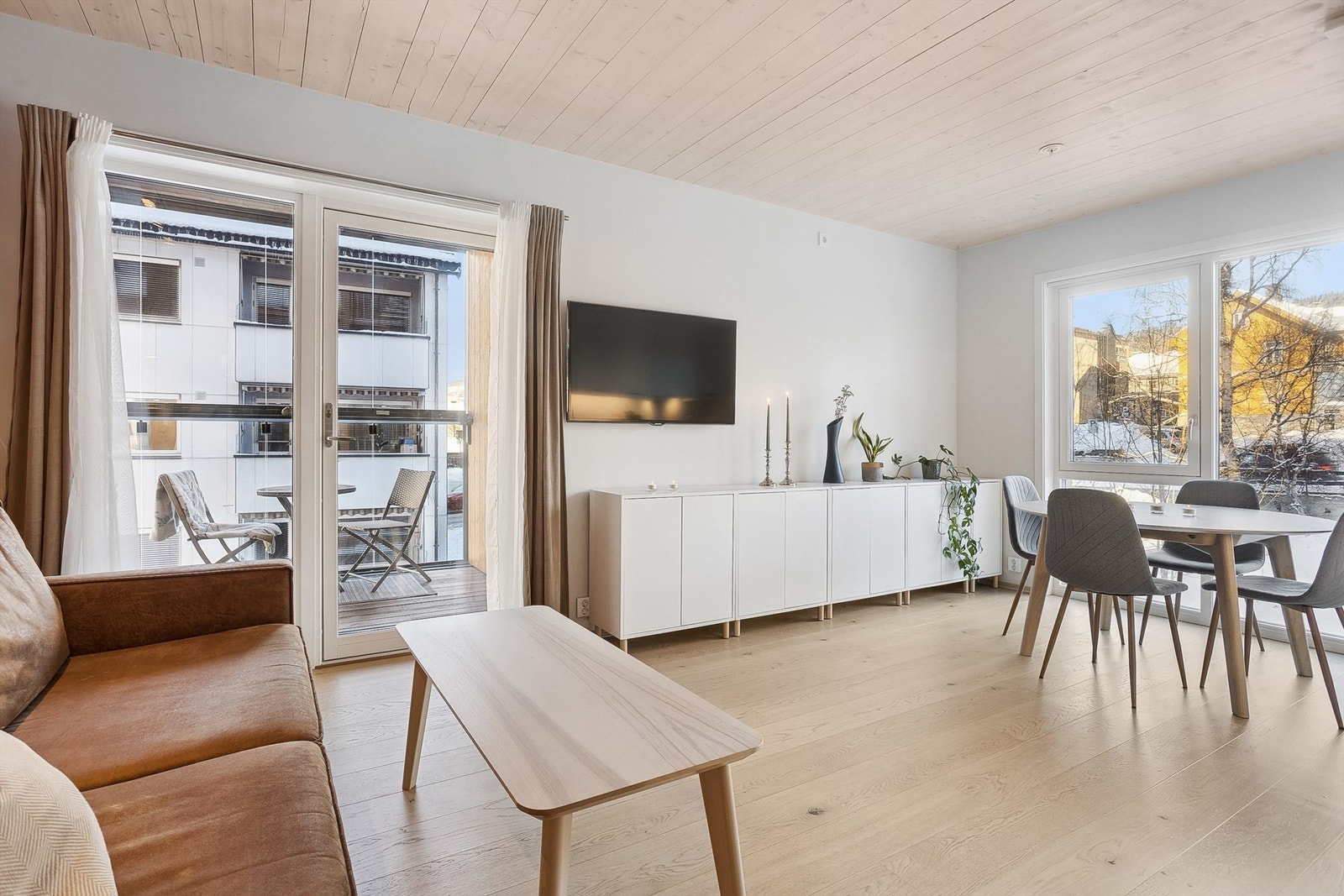 Den stilfulle leiligheten ligger i byggets 2. etasje. Galleribilde