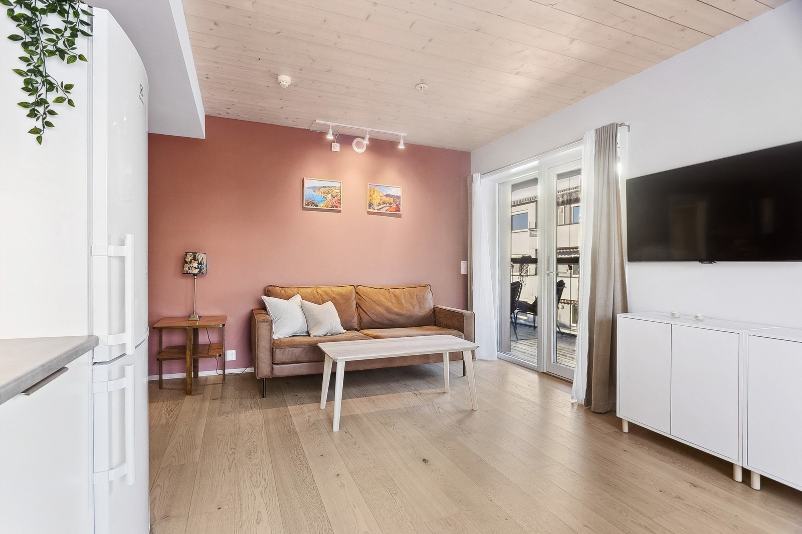 Stuen har fin plass til sofagruppe. Galleribilde