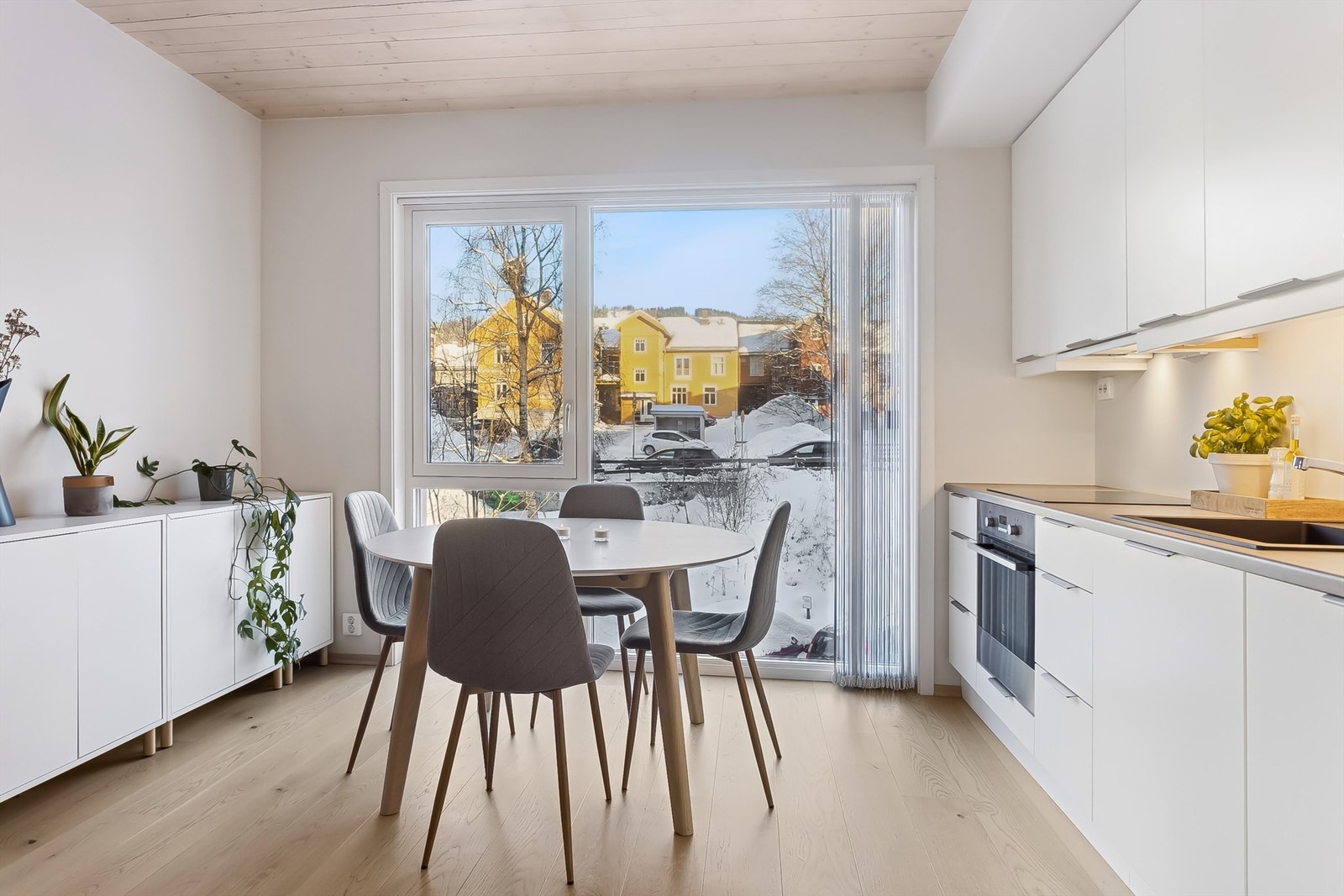 Store vindusflater tilfører romfølelsen det lille ekstra. Galleribilde