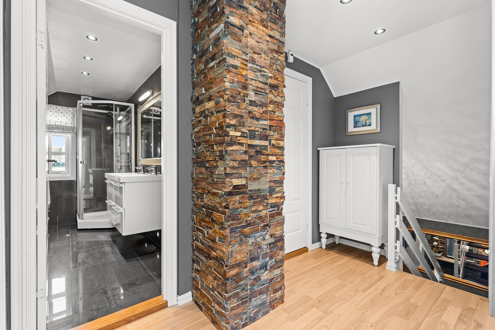 Velkommen opp til boligens loftetasje - 2 baderom, loftstue og 3 soverom Galleribilde