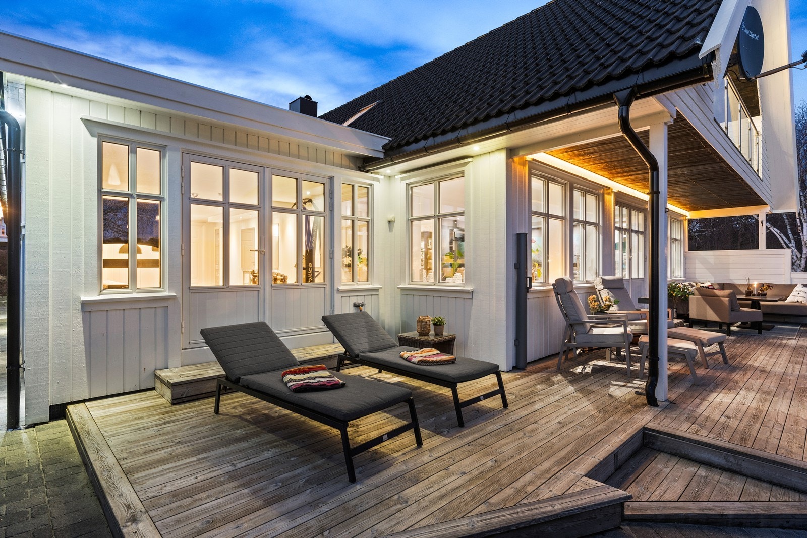 Det er lagt stor innsats i belysningen som gir eiendommen et flott preg på kveldstid Galleribilde