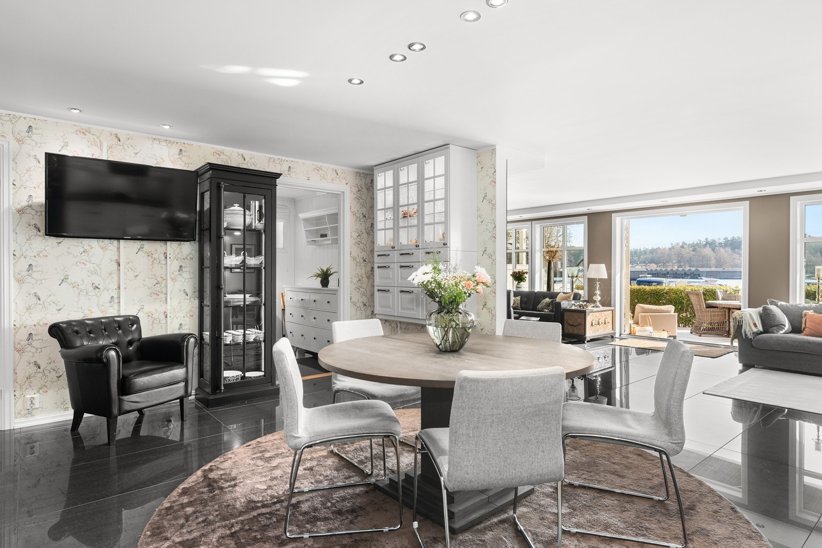 Gjennomgangen til boligens front gir hovedetasjen en herlig romfølelse Galleribilde