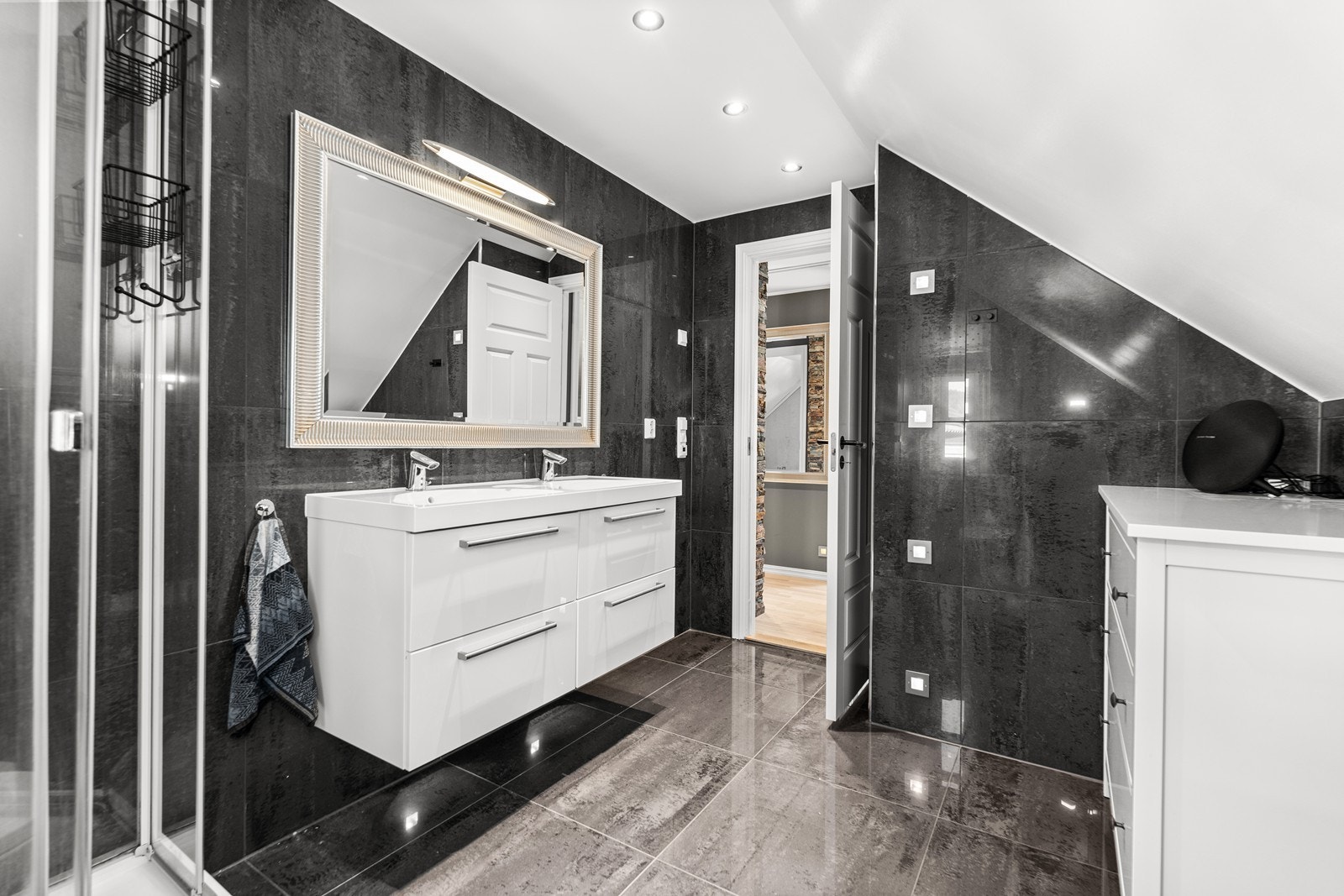 Baderom nummer 2 loftsetasje Galleribilde