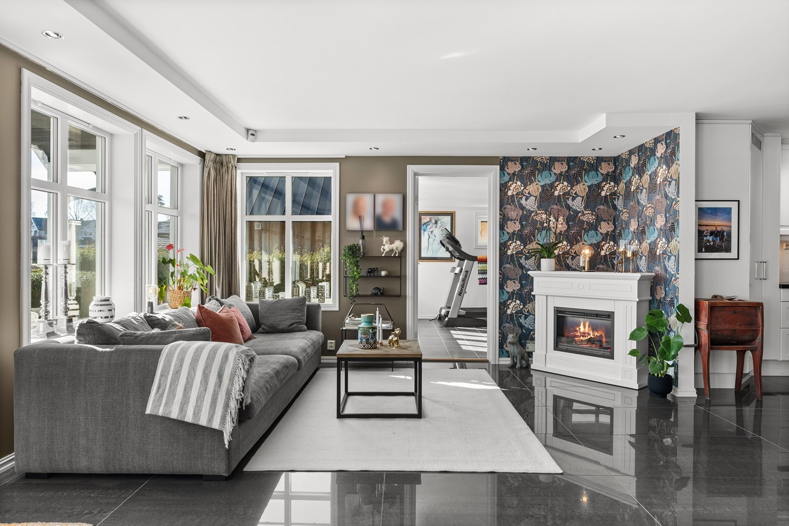 Gjennomgang til treningsrom fra stuen Galleribilde