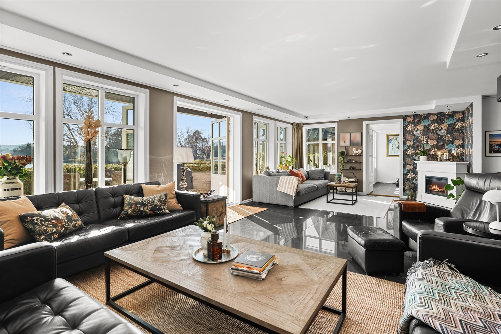 Stuen har flere soner, som gir kreativ frihet til møblering Galleribilde