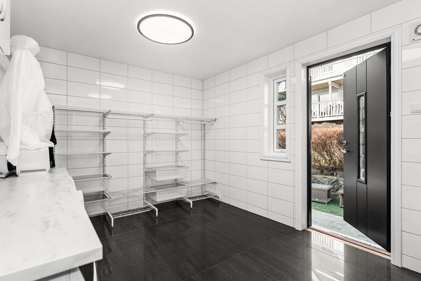 Vaskerom med direkte utgang til boligens uteområde i bakkant Galleribilde