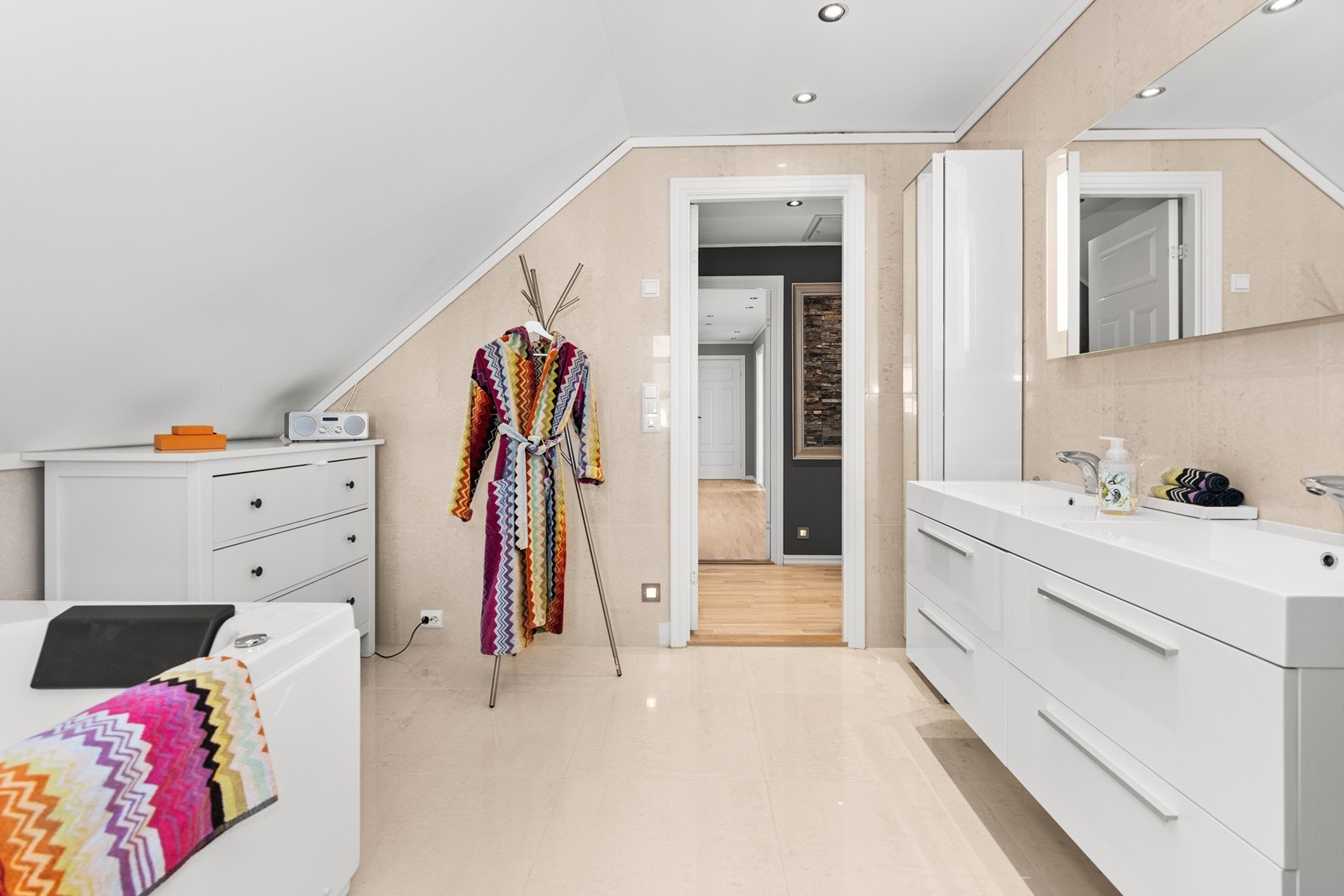 Baderom nummer 1 i loftsetasje Galleribilde