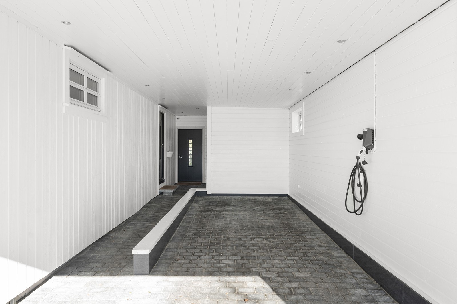 Romslig carport + redskapsbod ved inngangsaprti Galleribilde