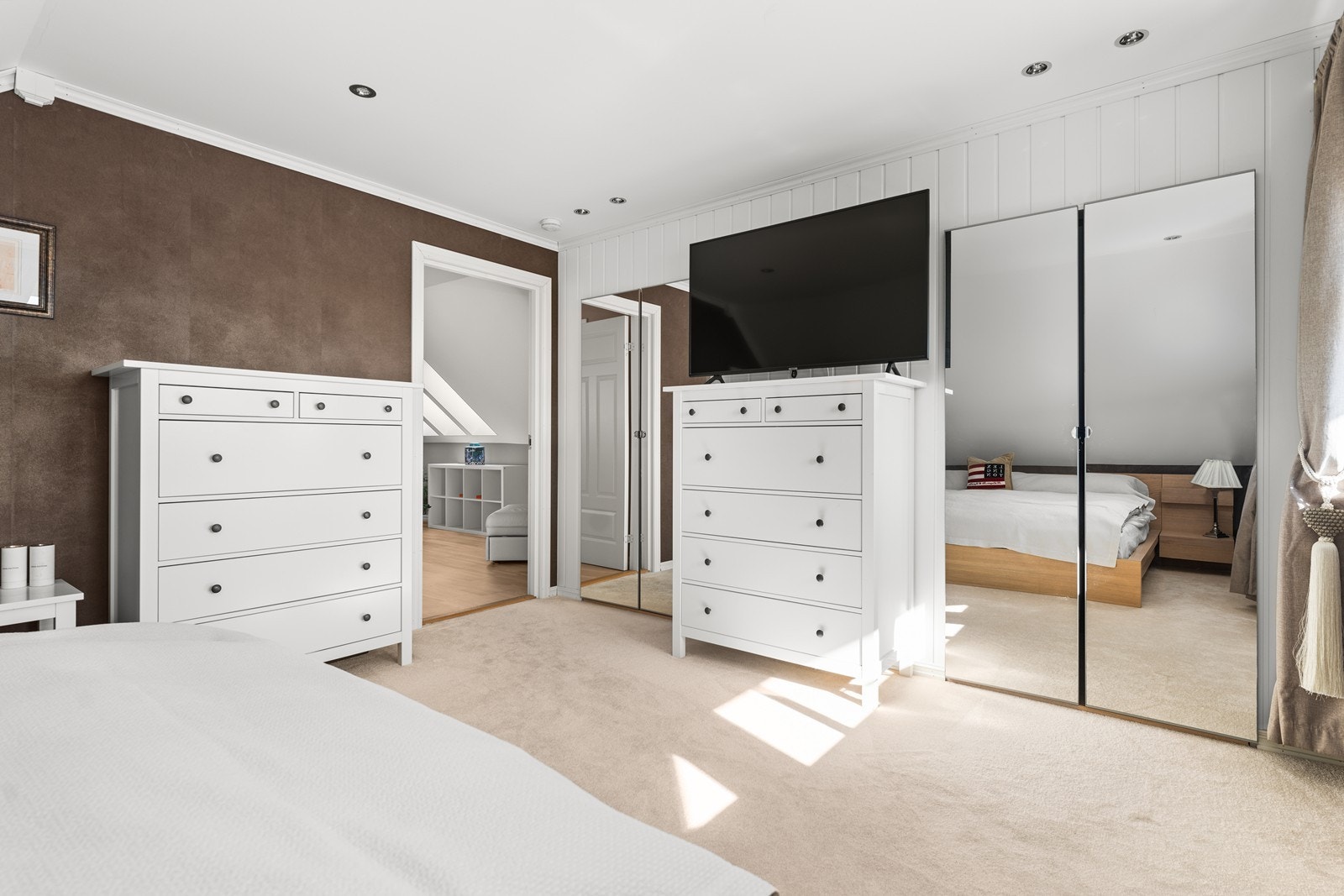 Det er garderoberom bak speildørene Galleribilde