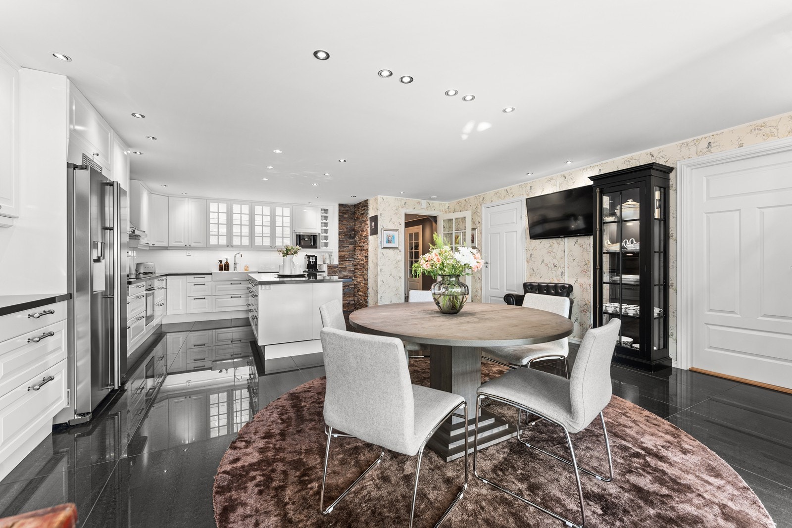 Systue inn dør til venstre og kontor inn dør til høyre i bildet Galleribilde