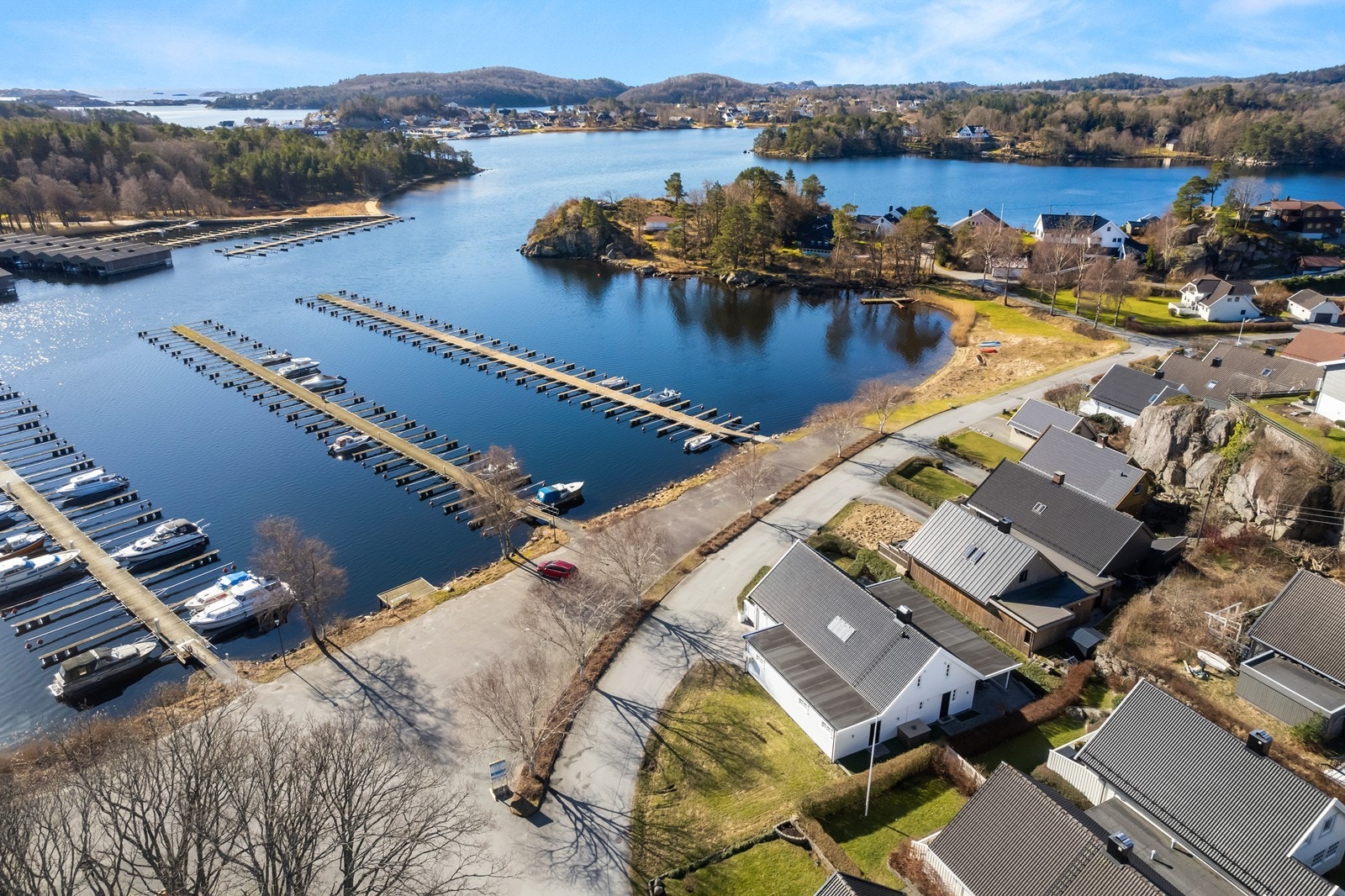 Sandstrand, badeplass og muligheter for båtplass rett utenfor døren Galleribilde