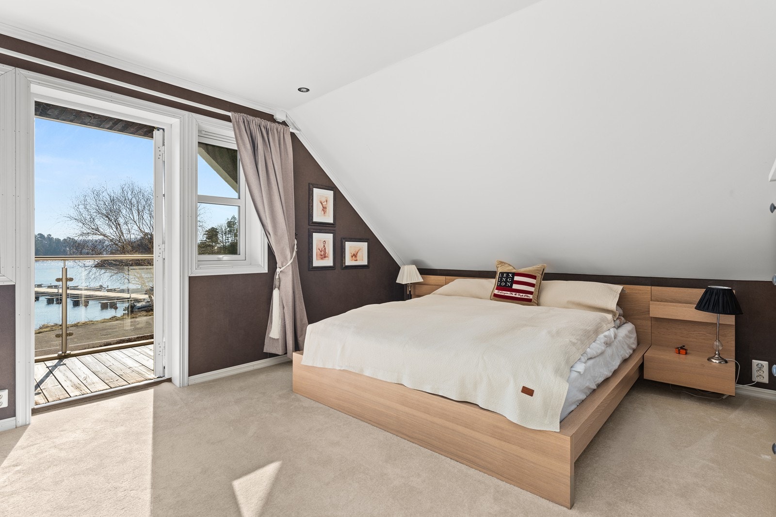 Hovedsoverom - med direkte utgang til overbygd terrasse og den fantastisk utsikten Galleribilde