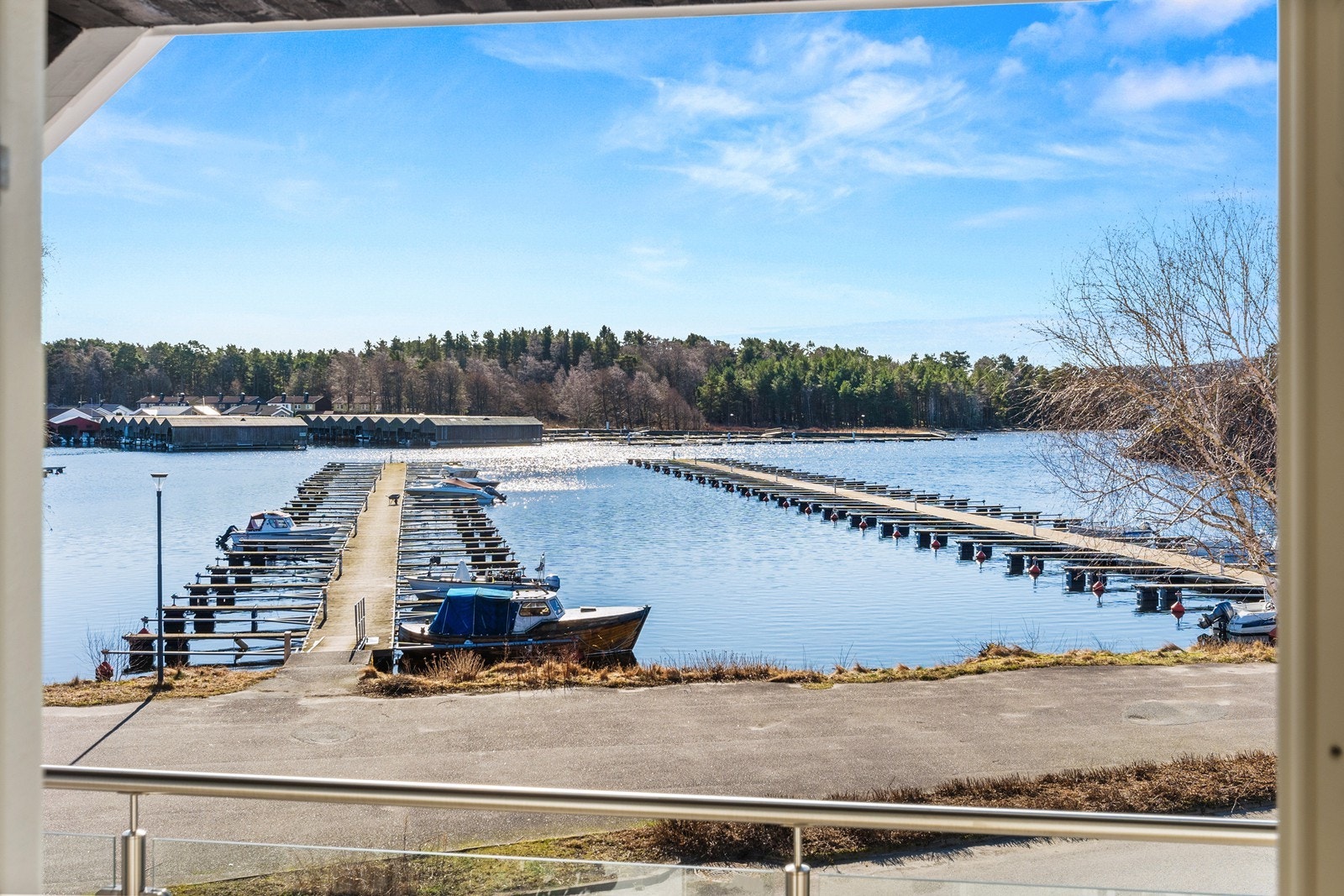 Utsikt ut over Leirvika Galleribilde
