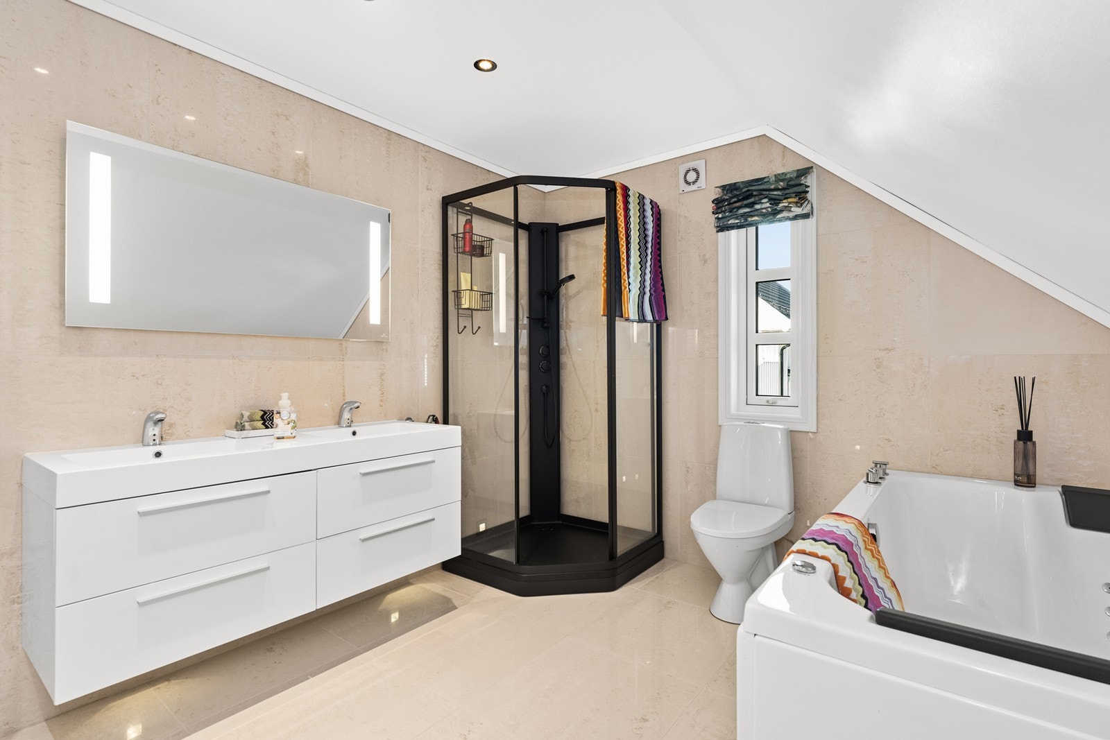 Baderom nummer 1 i loftsetasje Galleribilde