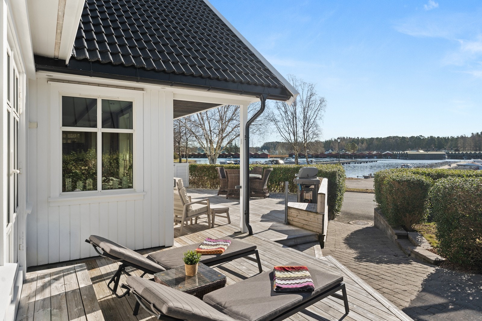 Enkel tilgang fra eiendommen til båthavnen, badeplass og sandstrand Galleribilde