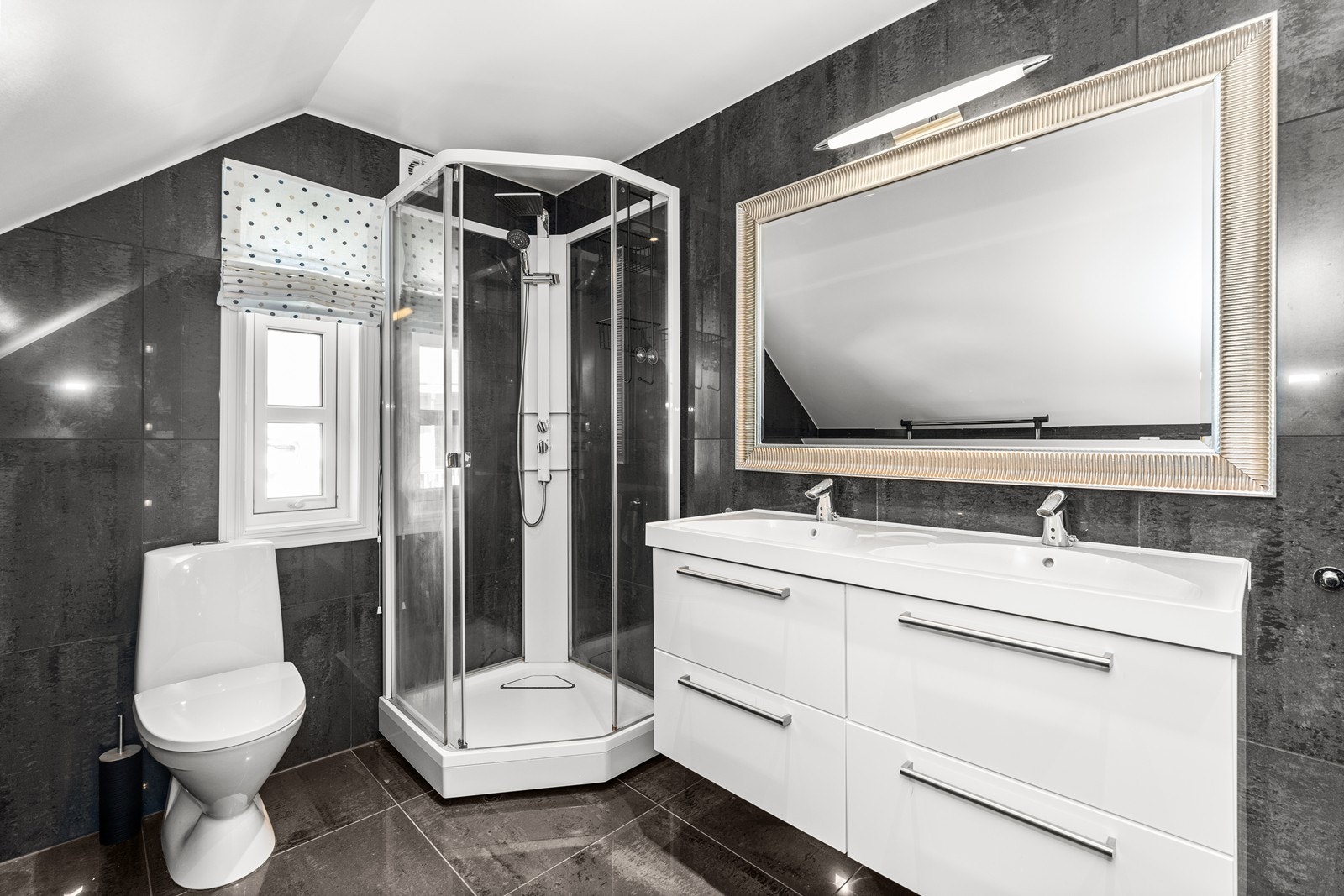 Baderom nummer 2 loftsetasje Galleribilde