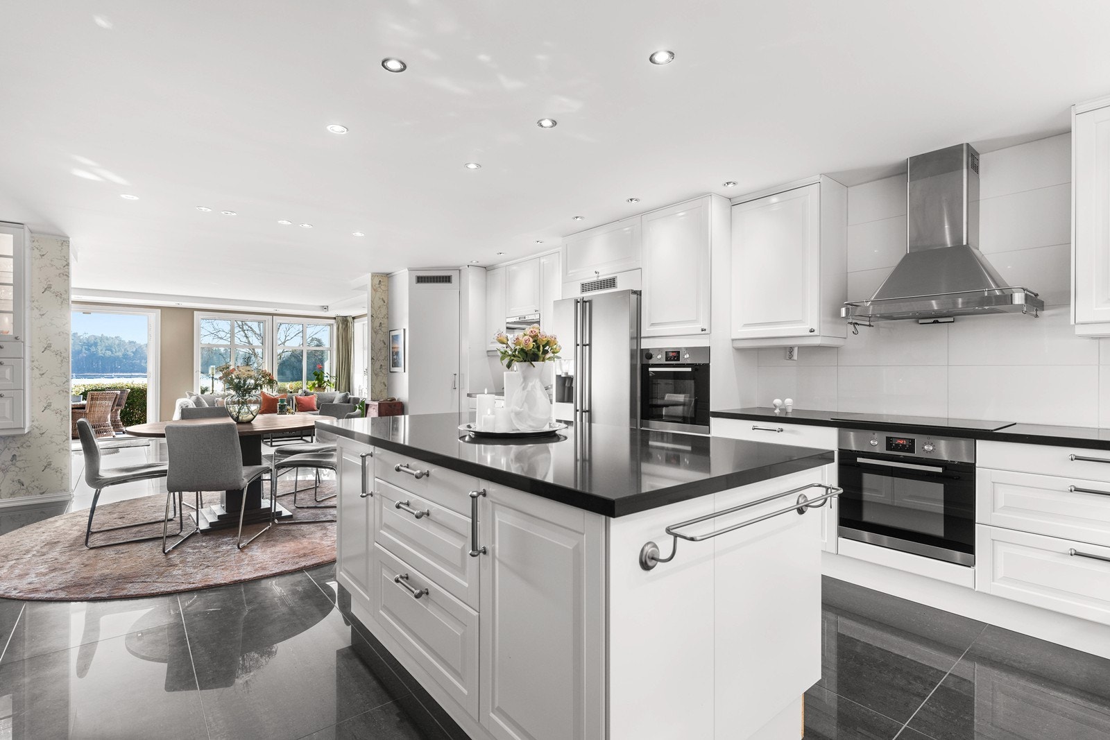 Kjøkkenet har rikelig med skapplass og naturlig belysning fra frontpartiet Galleribilde