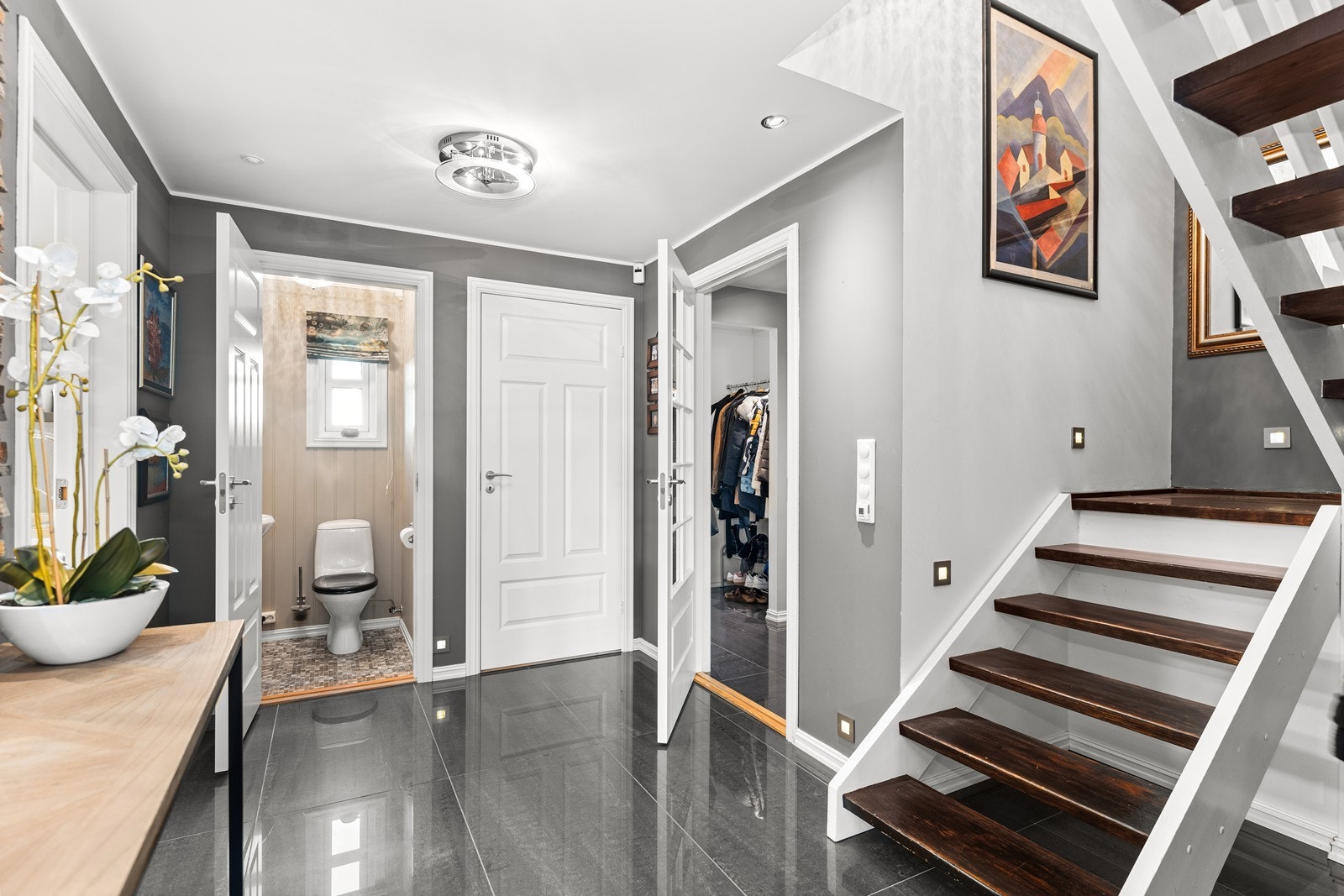 Døren til høyre er inn til et lite teknisk rom med sikringsskap Galleribilde