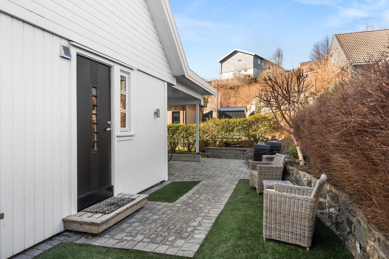 Området bak boligen er lunt. Det også overbygg som er perfekt til sykkel m.m Galleribilde