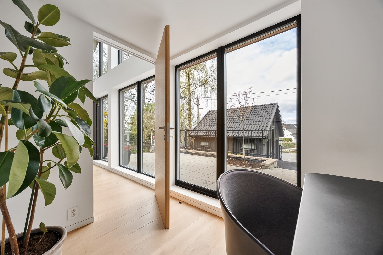 Lyst og luftig kontor med hyggelig utsyn Galleribilde