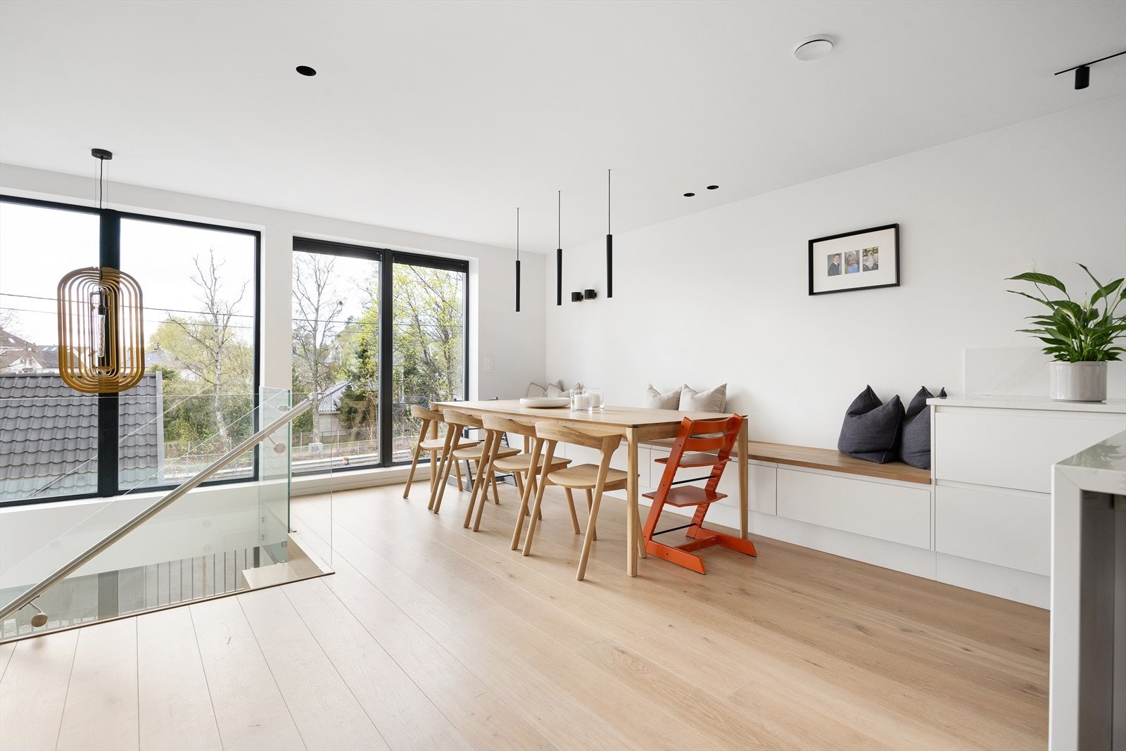 Boligen fremstår som lys og luftig med store vindusflater Galleribilde