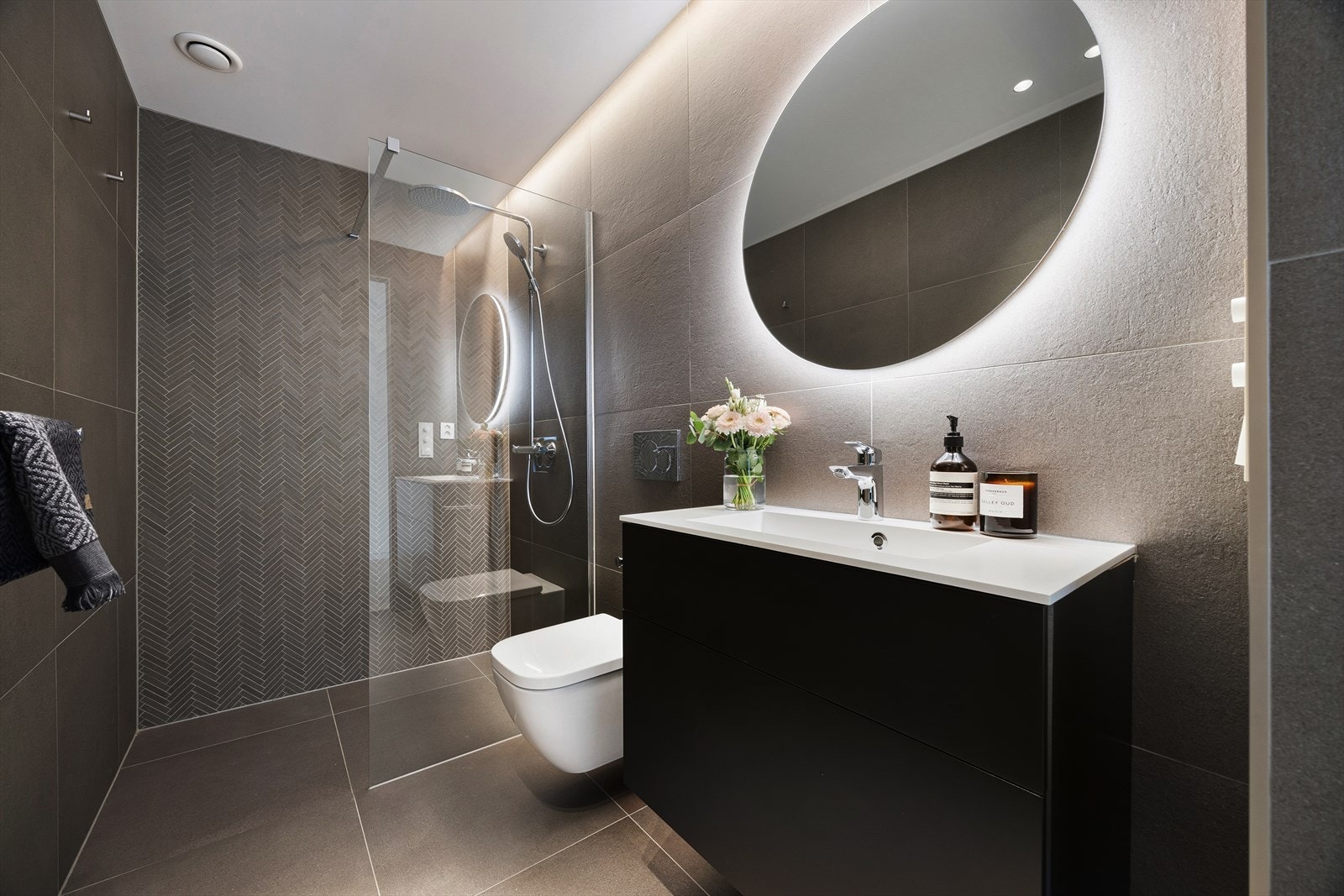 Delikat baderom i enden av gang mellom hovedsoverom og de to andre soverommene. Galleribilde