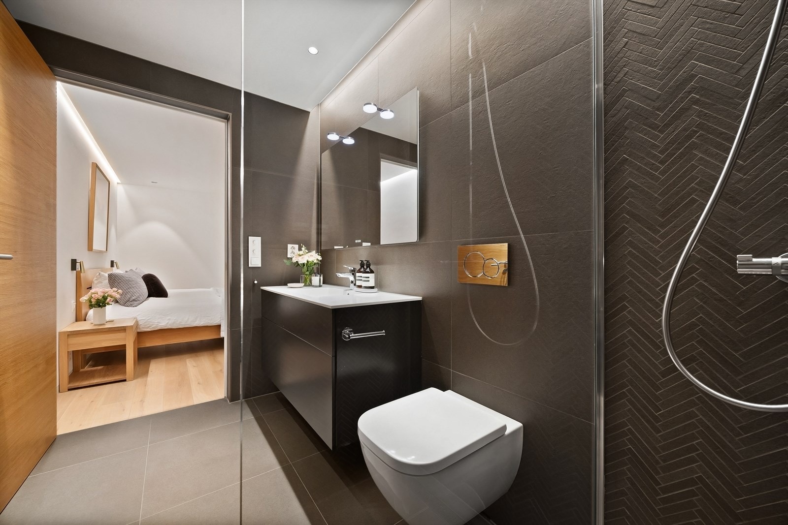 Bad med direkte adkomst fra hovedsoverom. Baderomsfliser levert av Living Ceramics Galleribilde