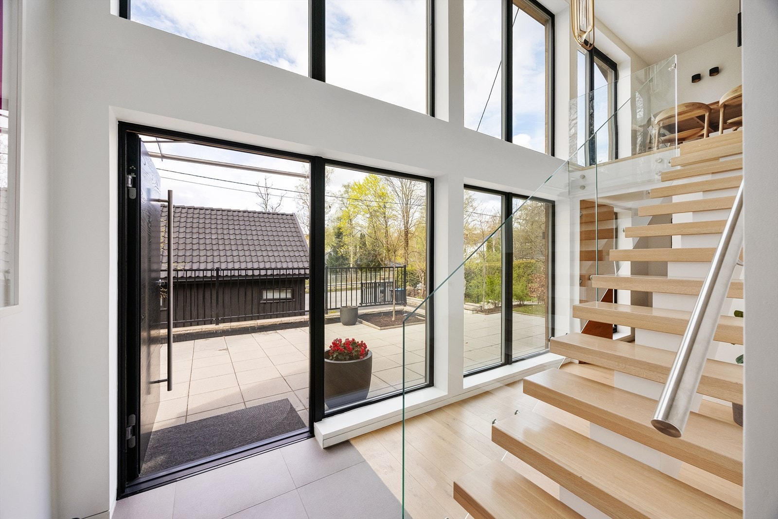 Inngangsparti med trapp opp til boligens hovedetasje Galleribilde