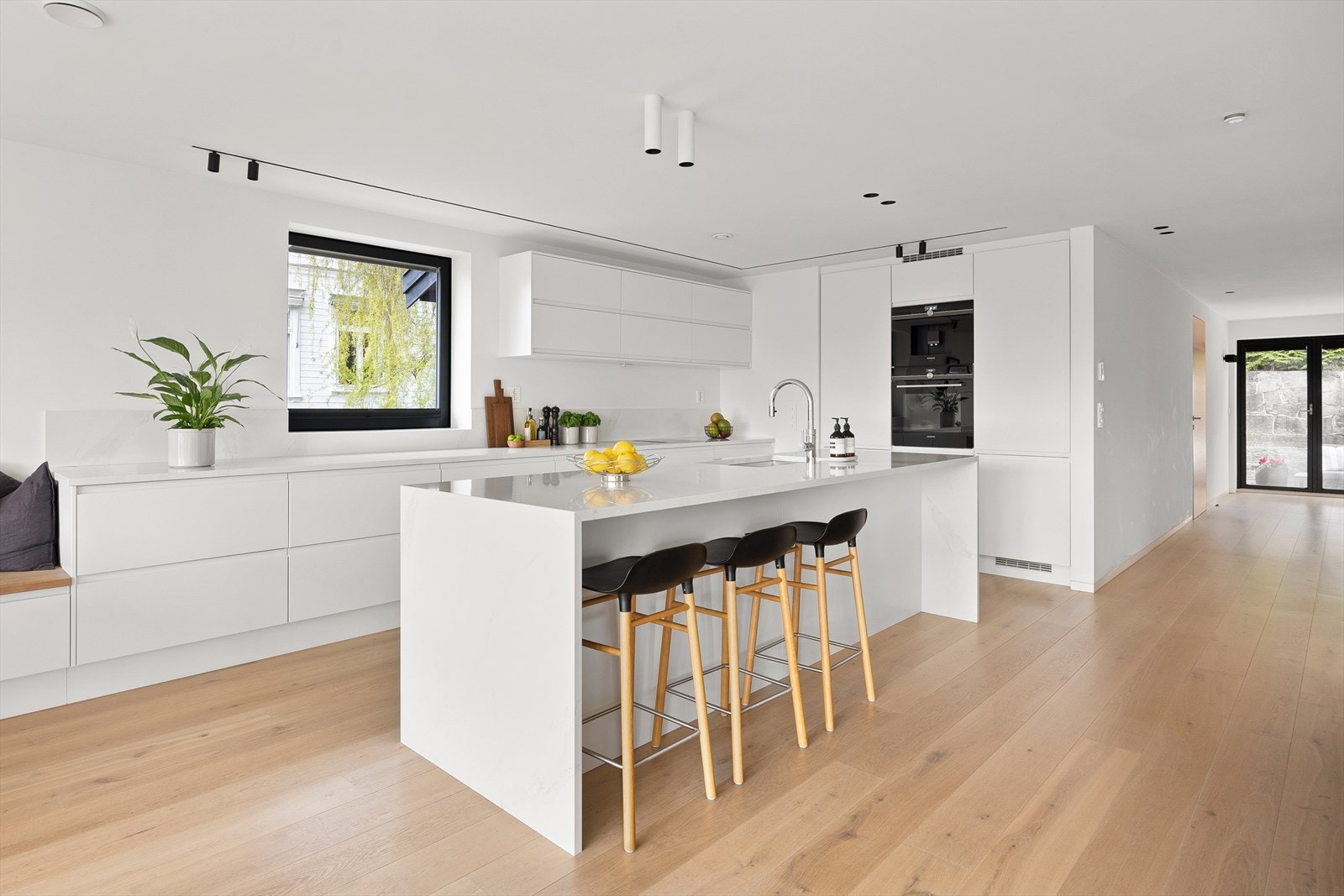 Kjøkkenet er velutstyrt med integrert kjøleskap, fryser, komfyr, induksjonstopp med integrert avtrekksvifte, kaffemaskin, vinskap og oppvaskmaskin. Galleribilde