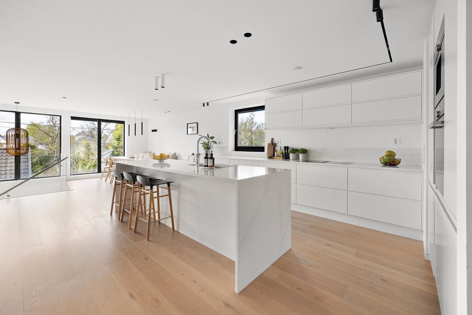 Stort kjøkken fra Sigdal med åpen løsning mot stue og spisestue Galleribilde