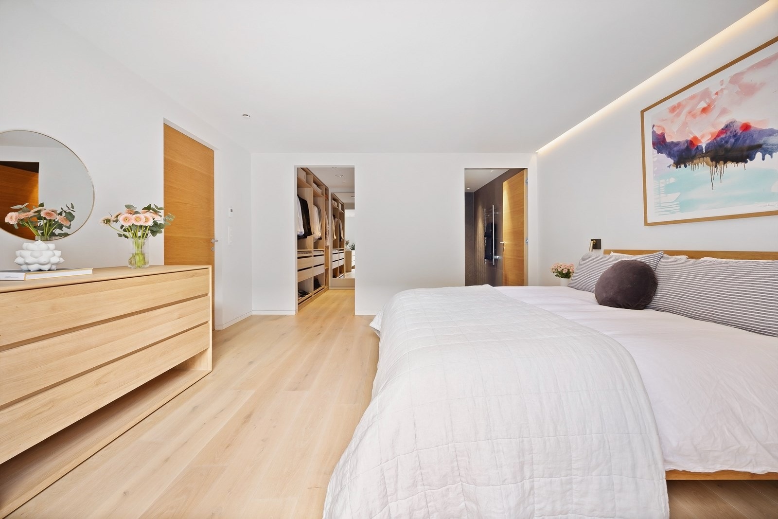 Hovedsoverom med "suite" følelse, bad og walk in closet med utgang til terrasse Galleribilde