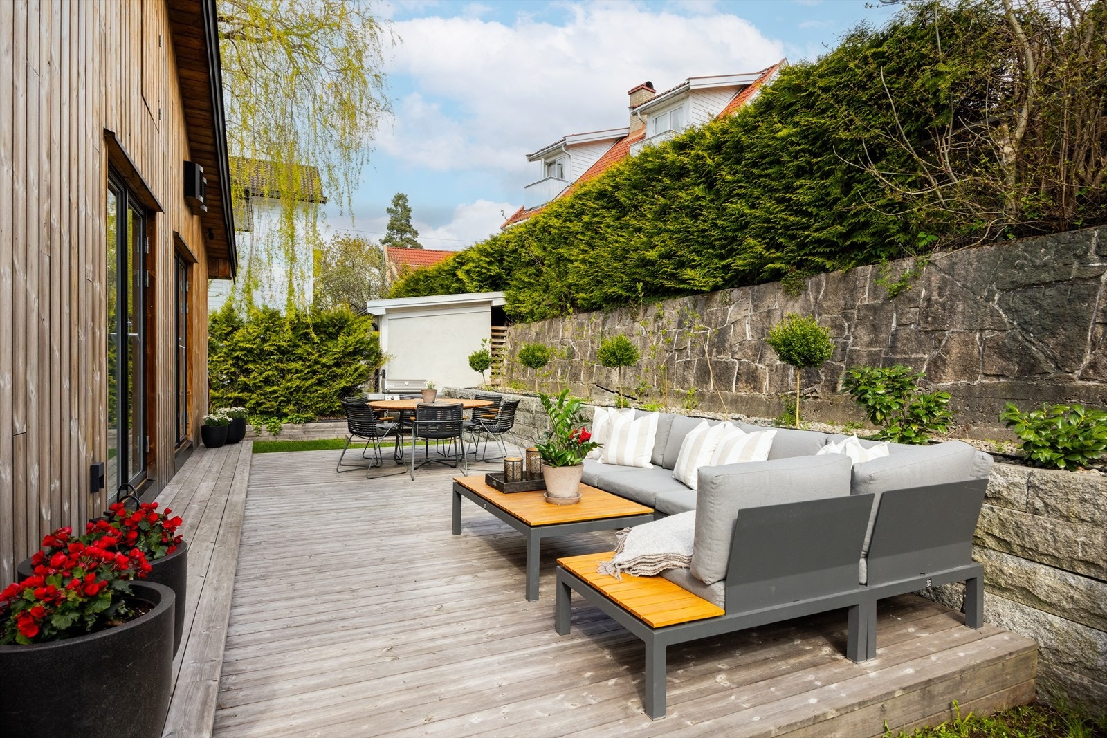 Solrik og skjermet uteplass med direkte utgang fra boligens hovedetasje Galleribilde