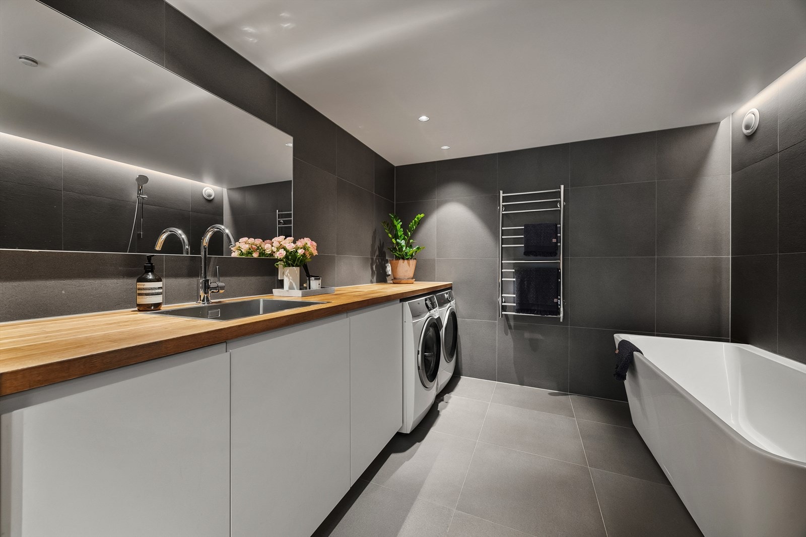 Innbydende bad og vaskerom i boligens hoveddel i underetasjen Galleribilde