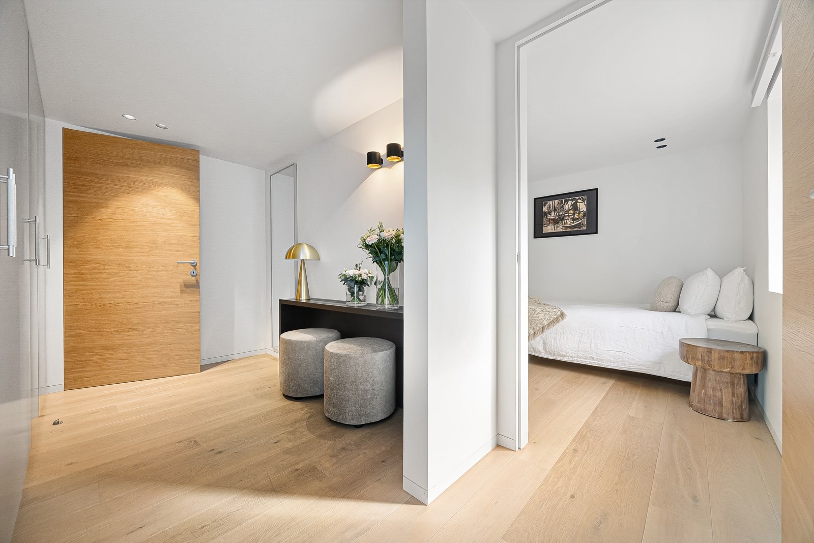 I boligens underetasje i tilknytning til inngangspartiet er det en stor garderobe med god plass til oppbevaring av yttertøy og sko Galleribilde