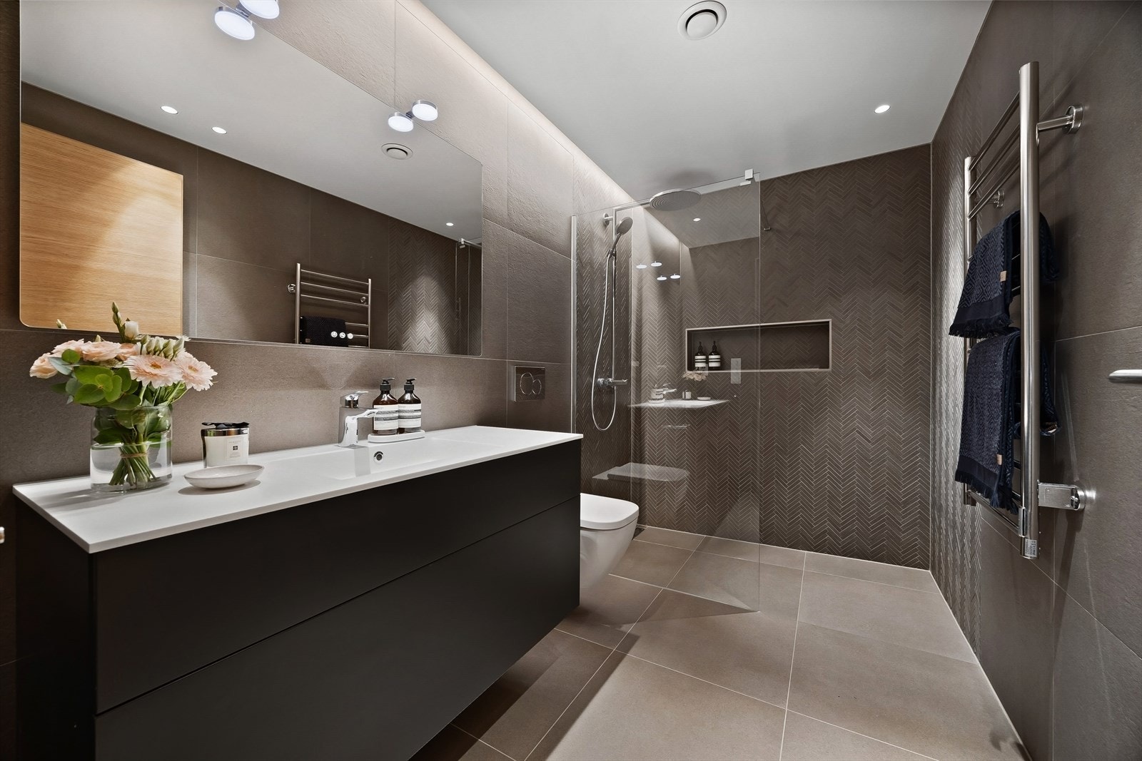 Lekkert, flislagt bad av god størrelse Galleribilde