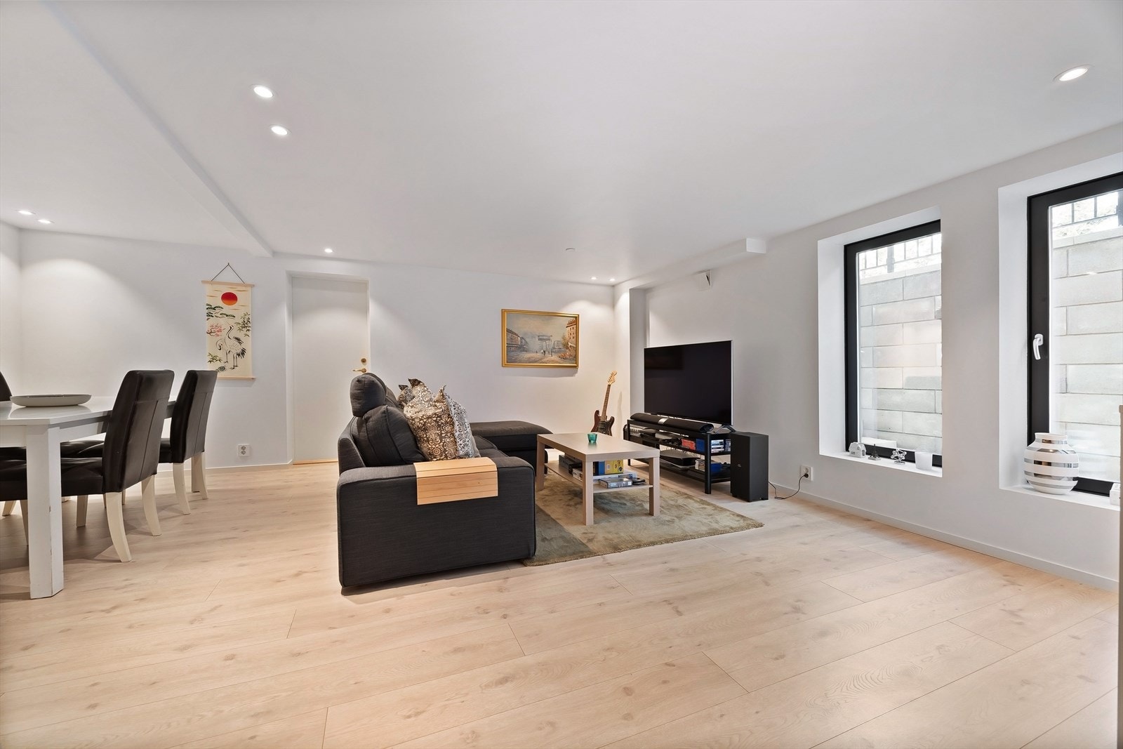 Hybeldelen består av 2 soverom, kjøkken med åpen løsning mot stue og bad. Galleribilde