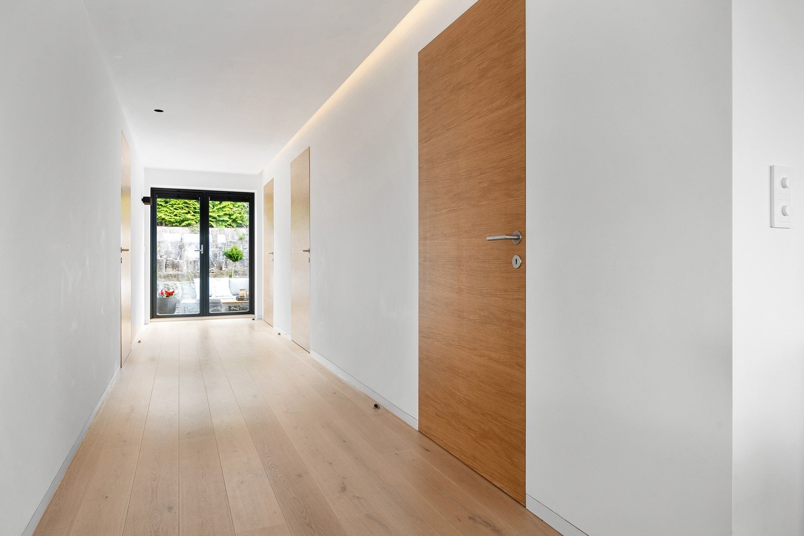 Gang mellom hovedsoverom, bad og to mindre soverom. Innvendige dører med innfelt karm og inntrukket gulvlist fra Eclisse Galleribilde