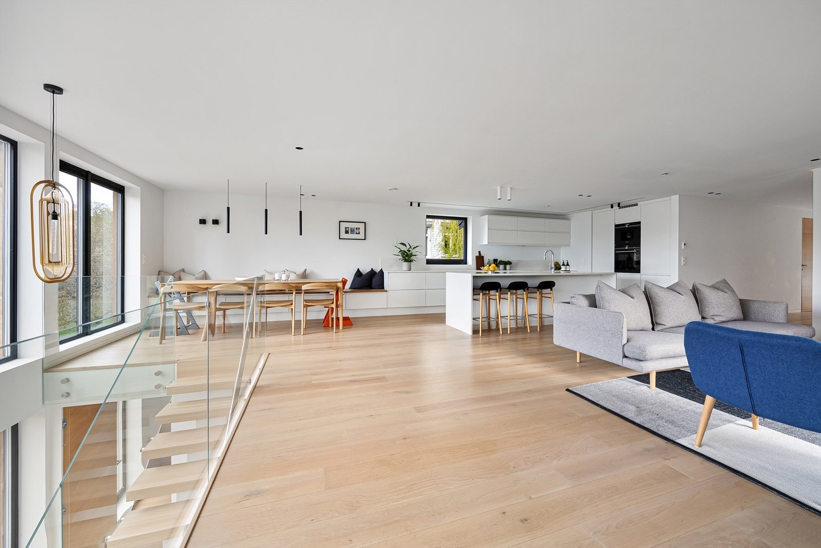 Boligen har ett stort oppholdsrom med plass til flere soner Galleribilde