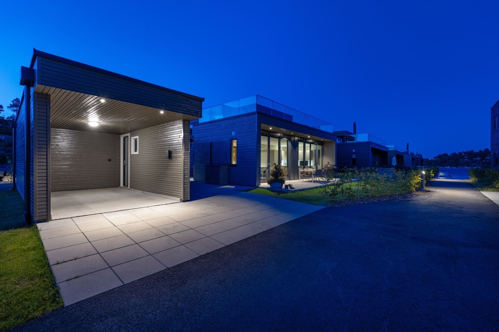 Fritidsboligen har egen carport, samt mulighet for én biloppstillingsplass på egen tomt. Carport med el-billader. Galleribilde