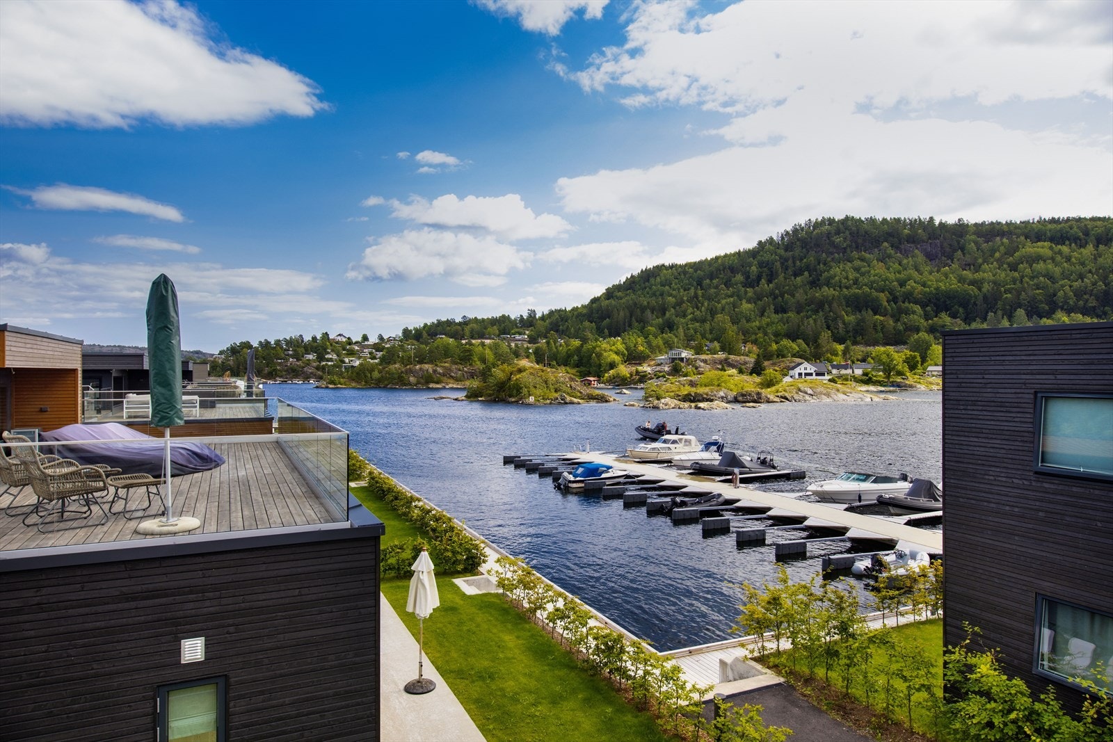 Hellesundveien 5 har en spektakulær beliggenhet i Kragerø, tett på Hellefjorden med to egne båtplasser, kjørevei til døra og sol fra morgen til kveld. Galleribilde