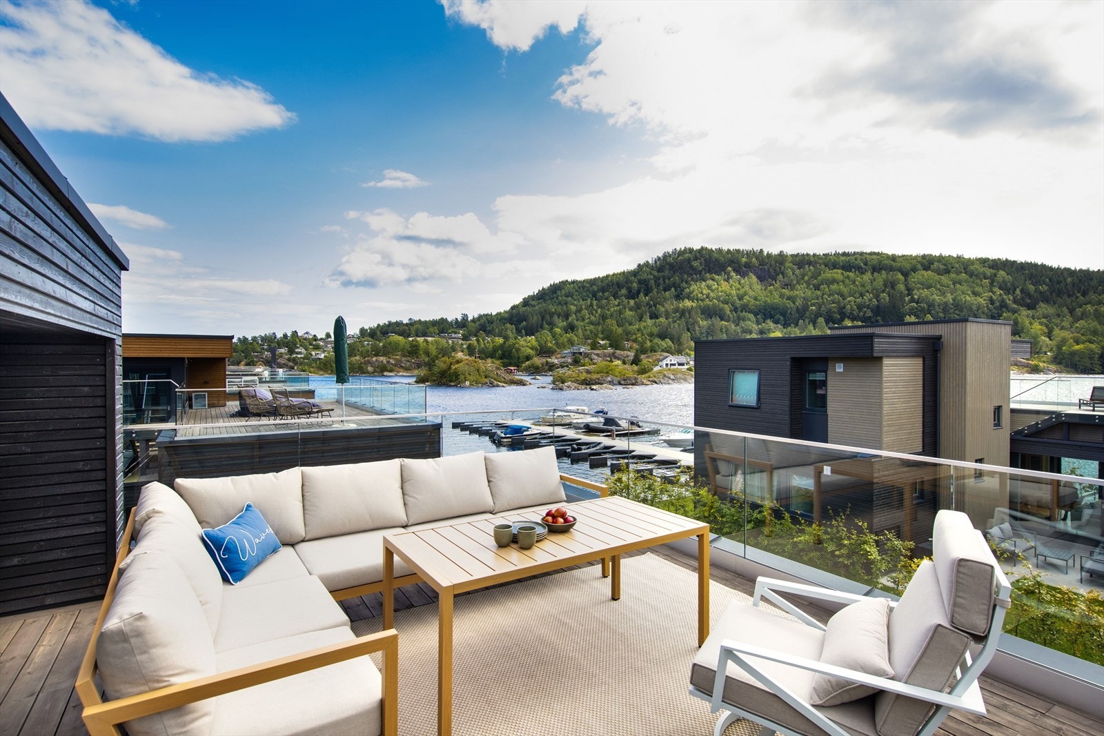 Stor takterrasse med sol fra morgen til kveld. Galleribilde