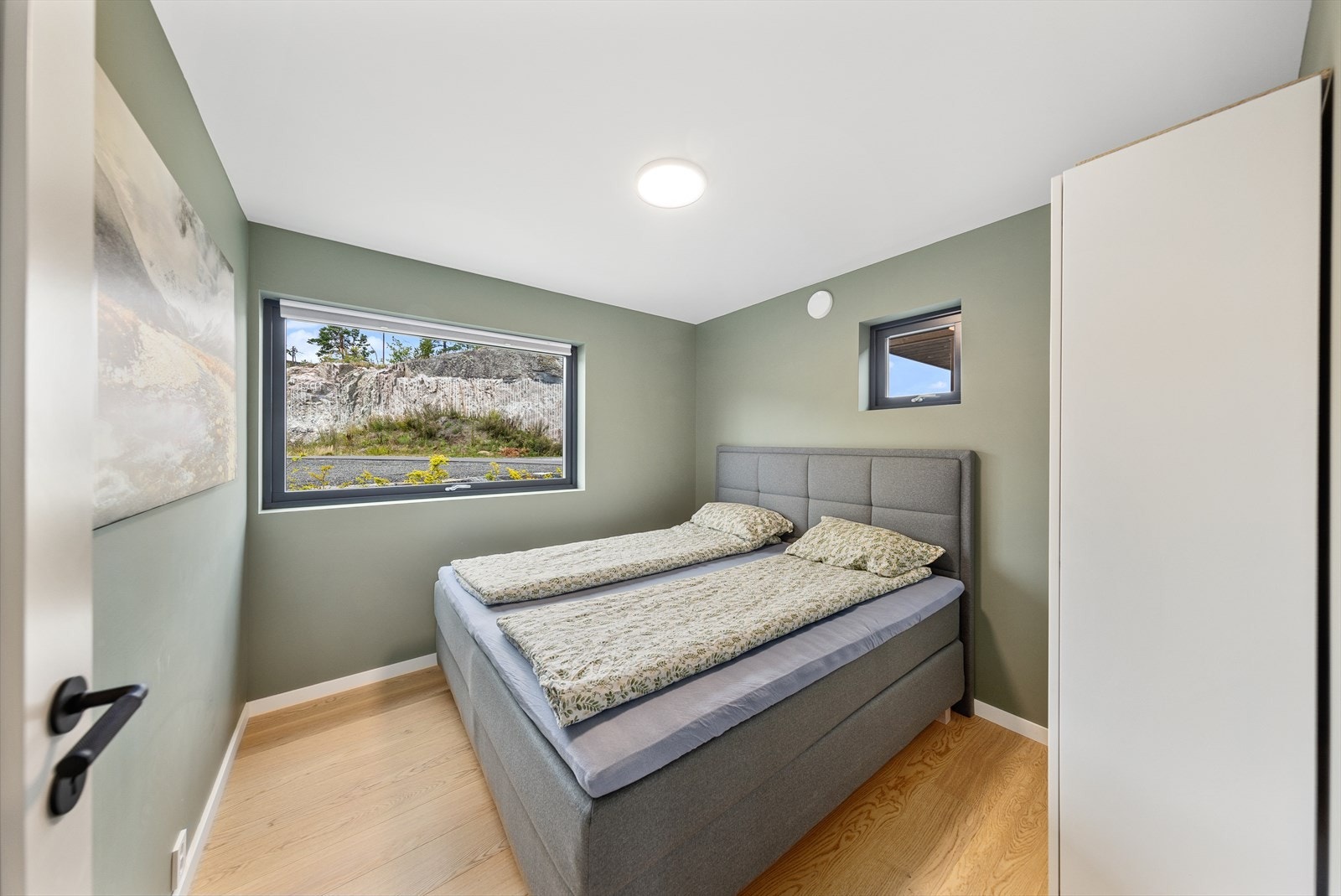 Det er totalt 4 soverom i fritidsboligen. Dette er hovedsoverommet i 1. etasje. Galleribilde