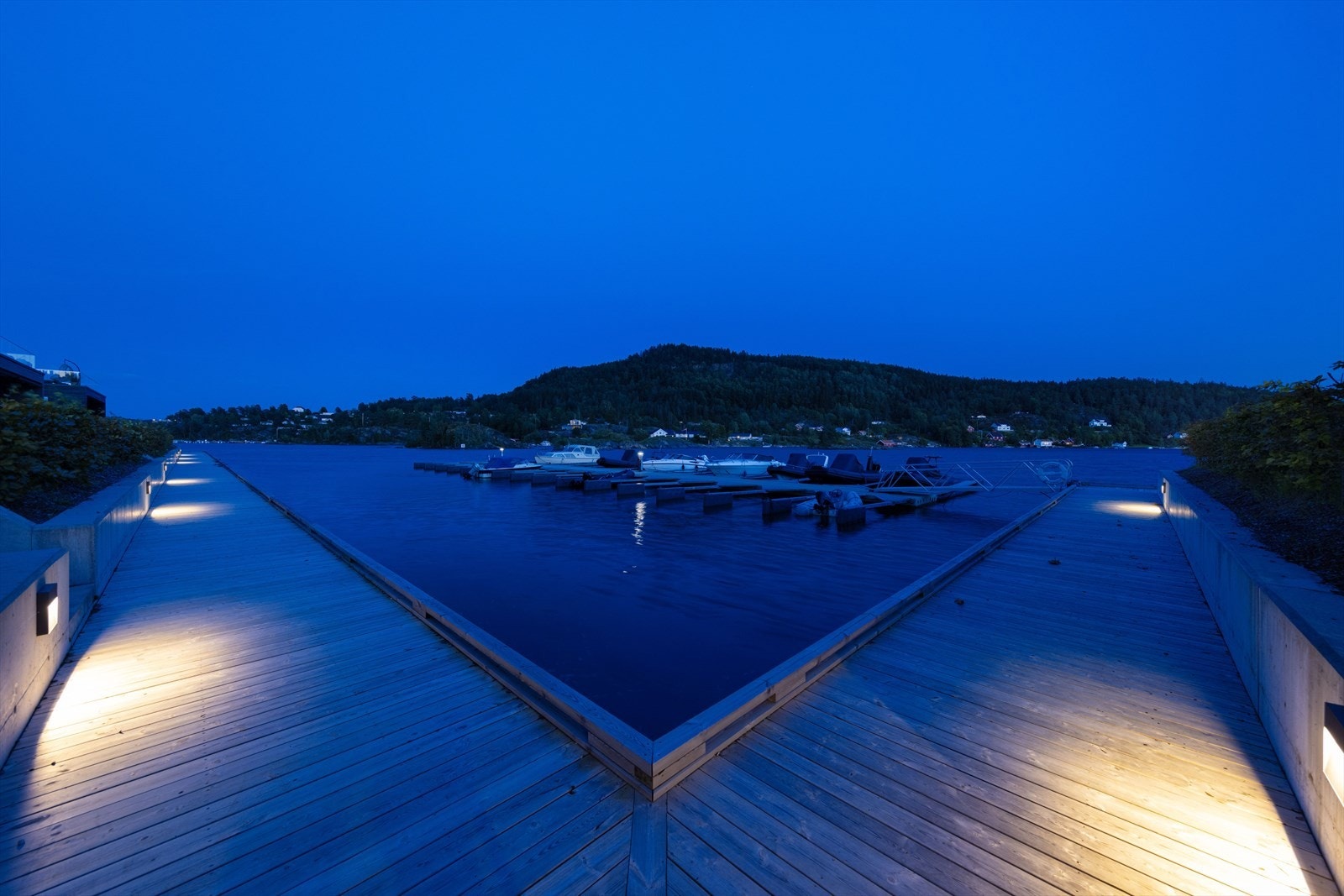 Det medfølger to båtplasser i fellesanlegg, båtplass nr. 7 og 22. Nr. 7 er en "jolleplass", og 22 er en god båtplass med ca. 3,3 meter bredde CC (lysåpning = ca 3,0 meter). Galleribilde