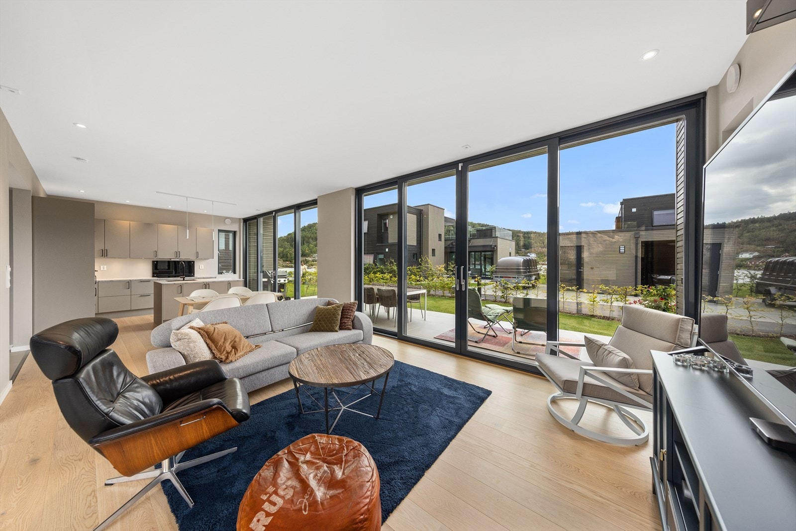 Sjøutsikt fra stue og kjøkken! Utgang via skyvedører til uteplassen mot sjøsiden. Galleribilde