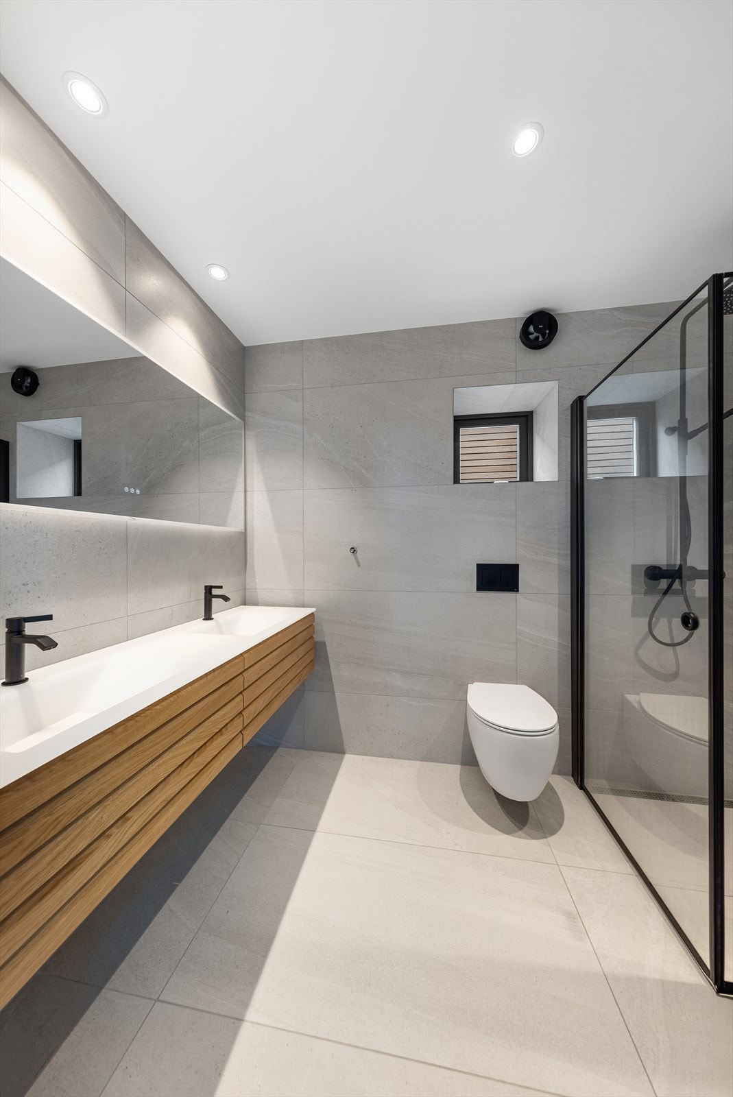 Det er to delikate bad i fritidsboligen, ett i hver etasje. Begge badene har eksklusive baderomsmøbler, vegghengt wc og dusjhjørne med rainshower dusj. Galleribilde