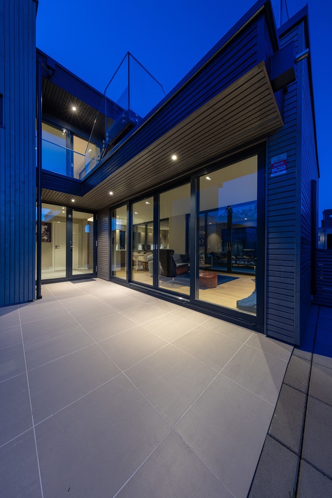 Det er hellelagt gangvei frem til inngangsdøren. Galleribilde